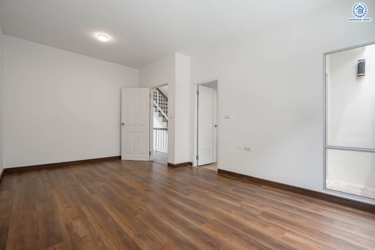 บ้านมือสองตกแต่งใหม่ ทาวน์โฮม 3 ชั้น ม.ทาวน์พลัส เพชรเกษม-บางแค เนื้อที่ 19.4 ตร.ว. ฟังก์ชัน 3 ห้องนอน 3 ห้องน้ำ จอดรถได้ 1 คัน รองรับทุกกิจกรรม บนทำเลเชื่อมต่อหลายเส้นทาง ใกล้จุดขึ้นทางด่วน "วงแหวน-กาญจนาภิเษก" และรถไฟฟ้าสายสีน้ำเงิน "สถานีบางแค"